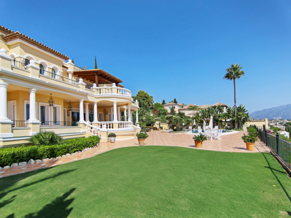 SOLD 🏡 Benahavis – Classic 5-Bedroom Hilltop Mansion with Stunning Sea & Mountain Views 🌊⛰️
