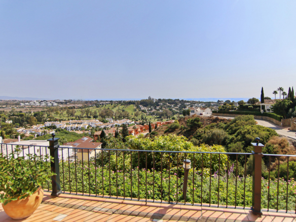 SOLD 🏡 Benahavis – Classic 5-Bedroom Hilltop Mansion with Stunning Sea & Mountain Views 🌊⛰️