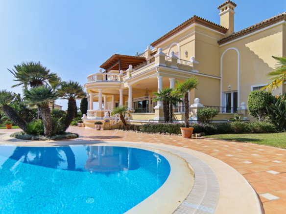 SOLD 🏡 Benahavis – Classic 5-Bedroom Hilltop Mansion with Stunning Sea & Mountain Views 🌊⛰️