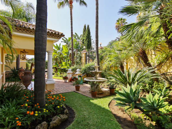 SOLD 🏡 Benahavis – Classic 5-Bedroom Hilltop Mansion with Stunning Sea & Mountain Views 🌊⛰️