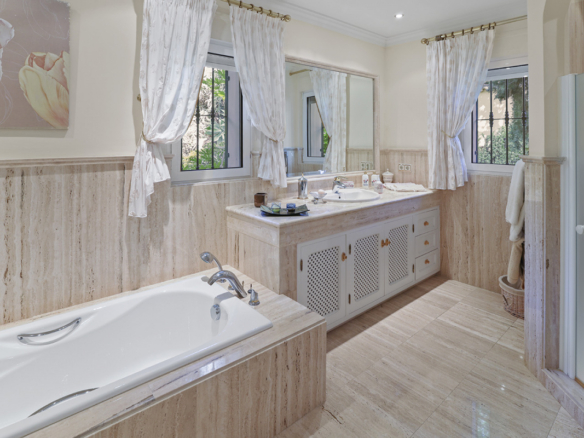 SOLD 🏡 Benahavis – Classic 5-Bedroom Hilltop Mansion with Stunning Sea & Mountain Views 🌊⛰️