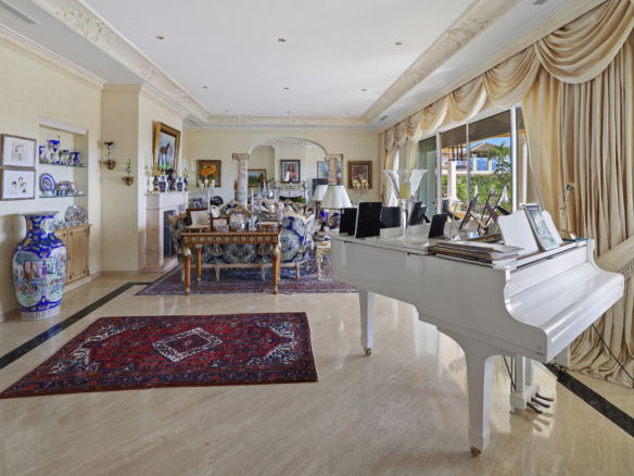 SOLD 🏡 Benahavis – Classic 5-Bedroom Hilltop Mansion with Stunning Sea & Mountain Views 🌊⛰️
