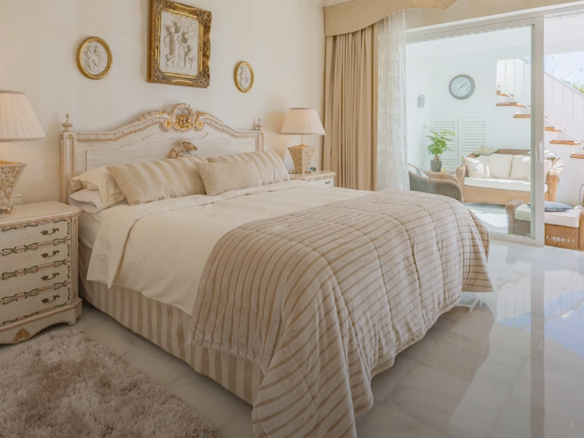 Golden Mile – Beachfront 3B House  – Sea views (to reform)