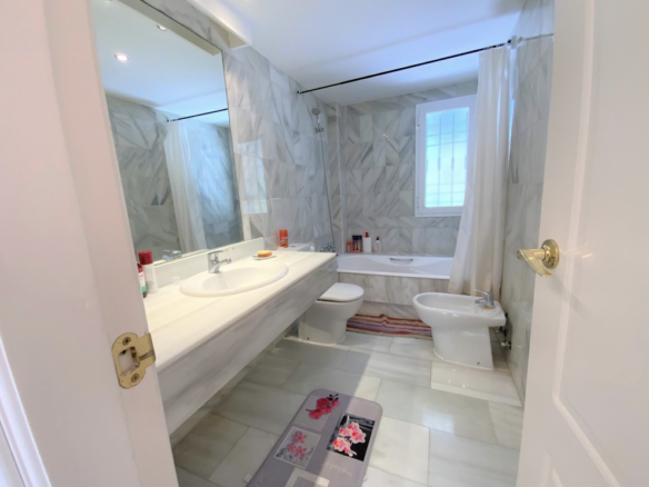 Puerto Banus – 3B Townhouse – Close to Facilities -West facing