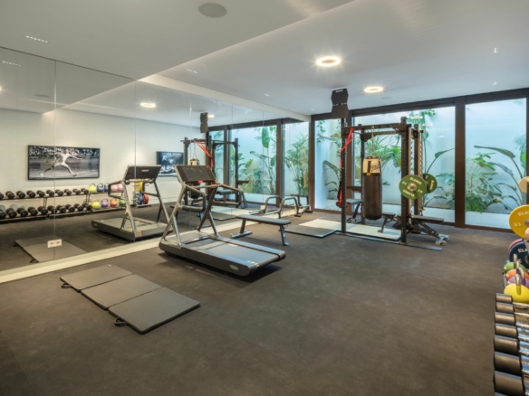 Nueva Andalucia – Modern 6B Mansion – 1st Line Golf