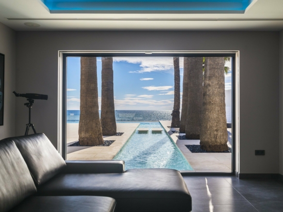 Mijas – Modern beachfront villa