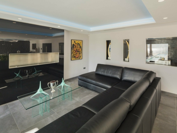 Mijas – Modern beachfront villa