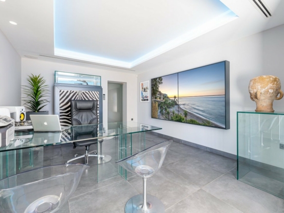 Mijas – Modern beachfront villa