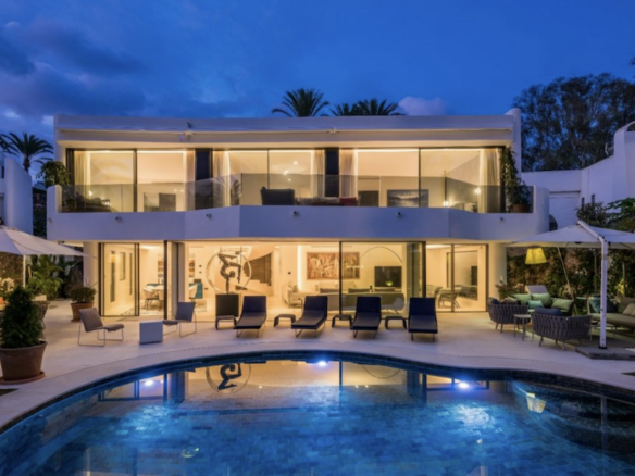 Golden Mile  – Modern villa – Beachfront