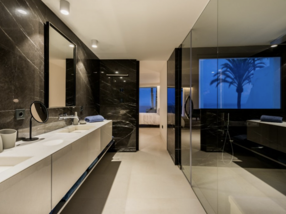 Golden Mile  – Modern villa – Beachfront