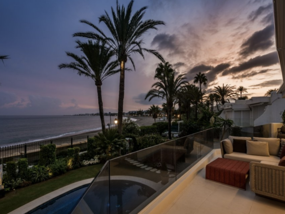 Golden Mile  – Modern villa – Beachfront