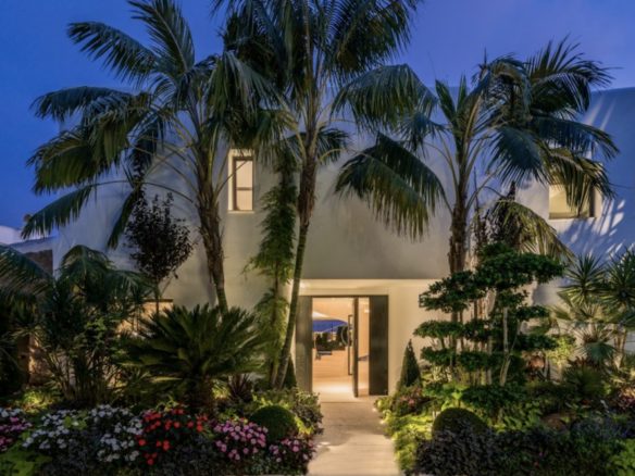 Golden Mile  – Modern villa – Beachfront