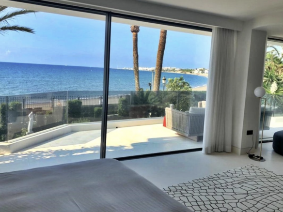 Golden Mile  – Modern villa – Beachfront