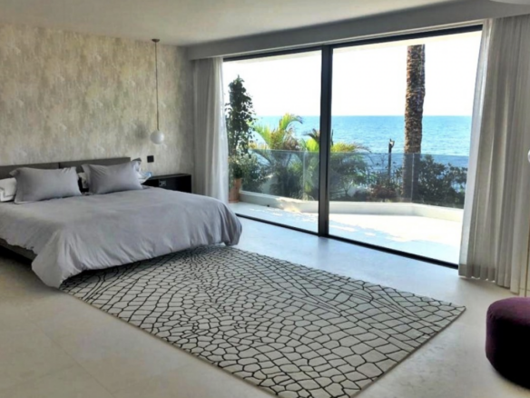 Golden Mile  – Modern villa – Beachfront