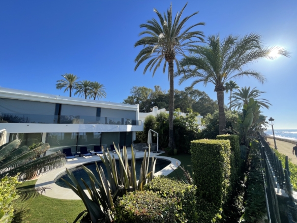 Golden Mile  – Modern villa – Beachfront