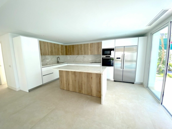 Marbella East – Modern 4B Villa – Near Beach