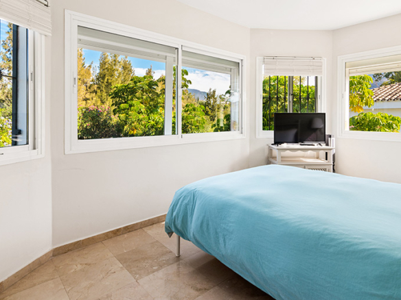 Nueva Andalucia – 4B Villa – 1st Line Golf