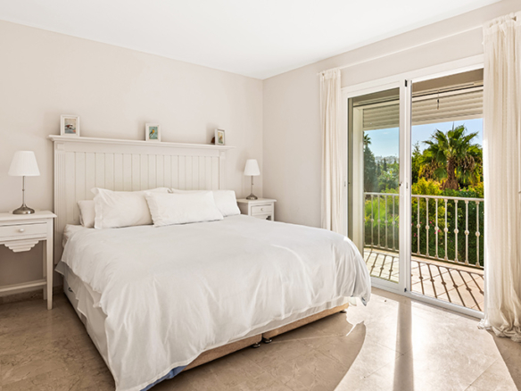 Nueva Andalucia – 4B Villa – 1st Line Golf