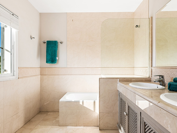 Nueva Andalucia – 4B Villa – 1st Line Golf