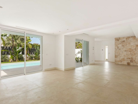 Marbella East – Modern 4B Villa – Near Beach