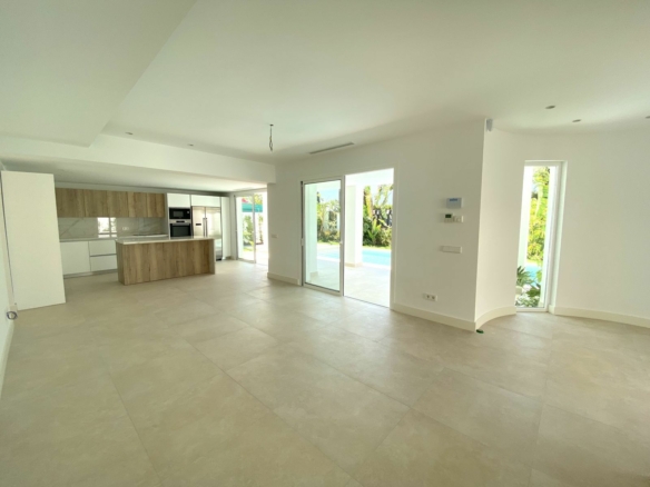 Marbella East – Modern 4B Villa – Near Beach