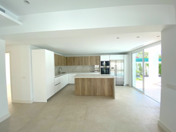 Marbella East – Modern 4B Villa – Near Beach
