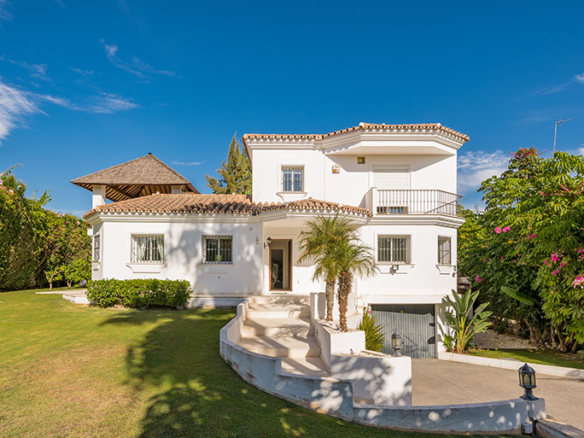 Nueva Andalucia – 4B Villa – 1st Line Golf