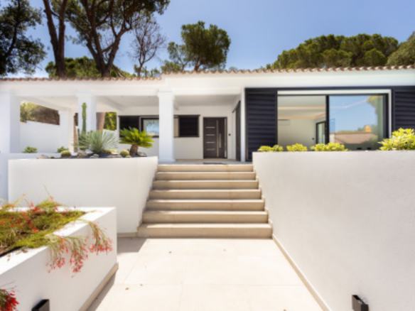 Marbella East – Reformed Villa near facilities