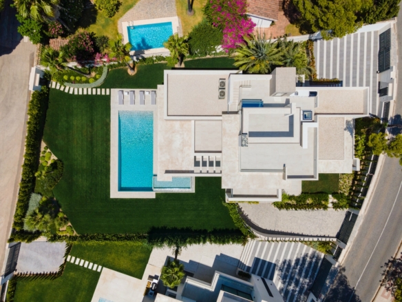 Golden Mile  – Modern 5B Villa – Near Beach & Town
