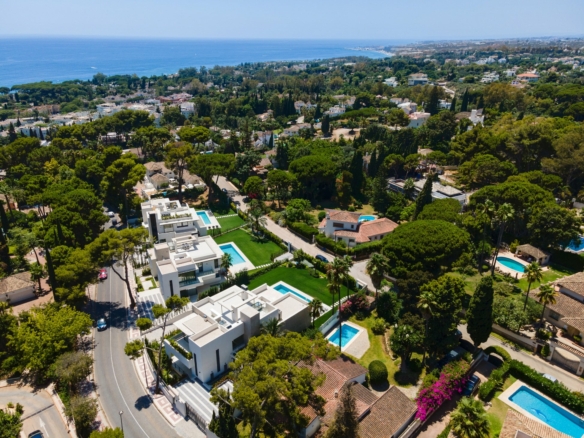 Golden Mile  – Modern 5B Villa – Near Beach & Town