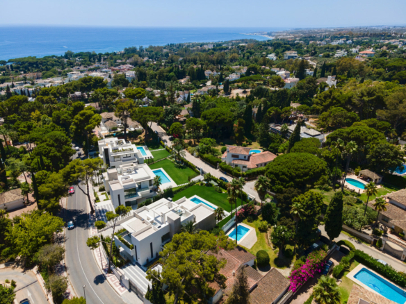 Golden Mile  – Modern 5B Villa – Near Beach & Town