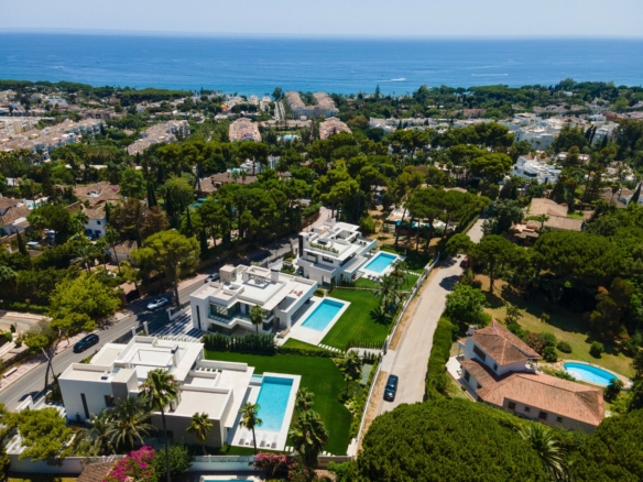 Golden Mile  – Modern 5B Villa – Near Beach & Town