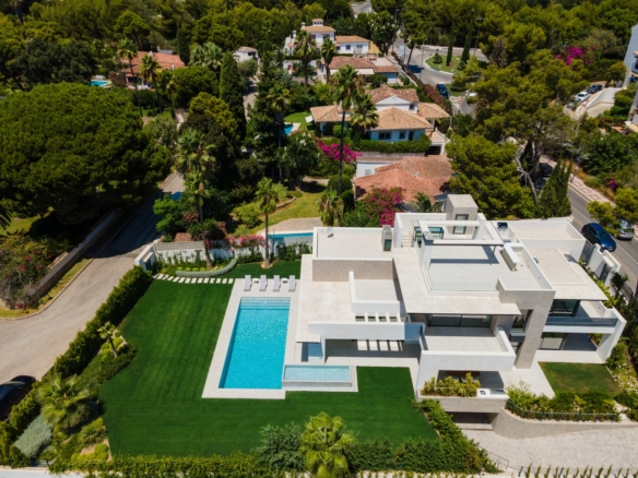 Golden Mile  – Modern 5B Villa – Near Beach & Town