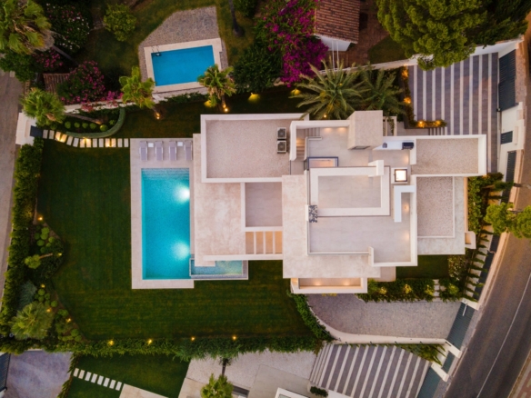 Golden Mile  – Modern 5B Villa – Near Beach & Town