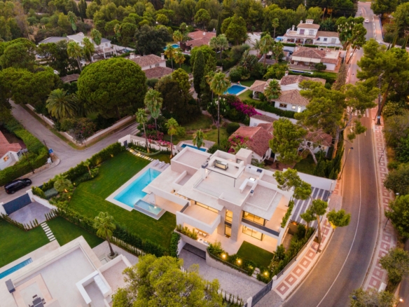 Golden Mile  – Modern 5B Villa – Near Beach & Town
