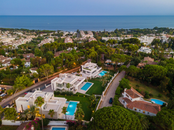 Golden Mile  – Modern 5B Villa – Near Beach & Town
