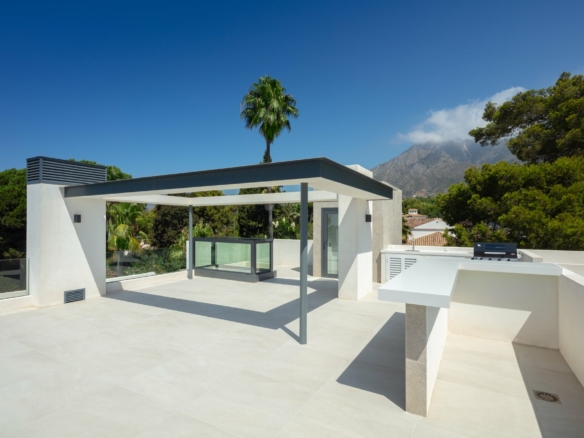 Golden Mile  – Modern 5B Villa – Near Beach & Town