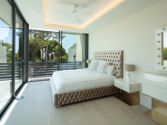 Golden Mile  – Modern 5B Villa – Near Beach & Town