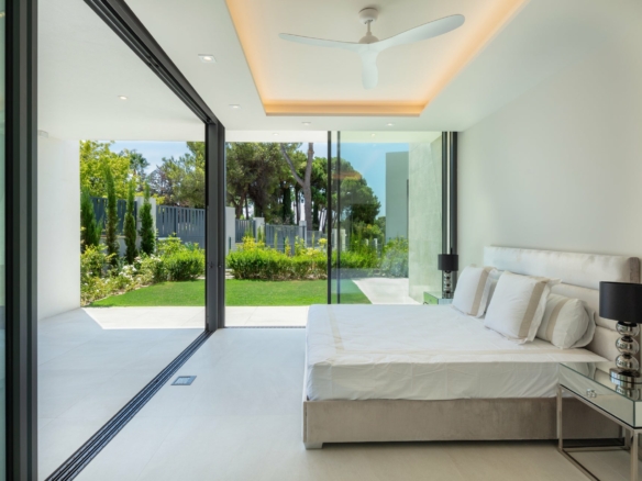 Golden Mile  – Modern 5B Villa – Near Beach & Town