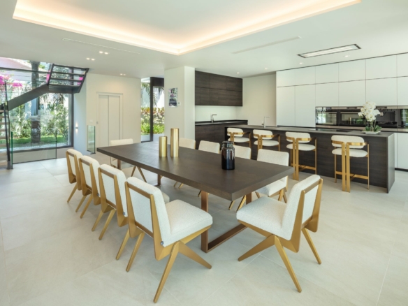 Golden Mile  – Modern 5B Villa – Near Beach & Town