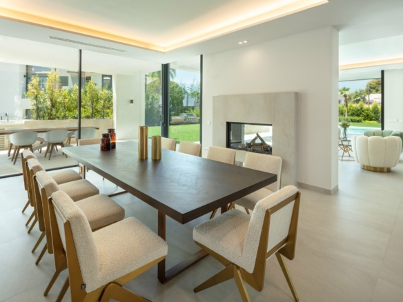 Golden Mile  – Modern 5B Villa – Near Beach & Town