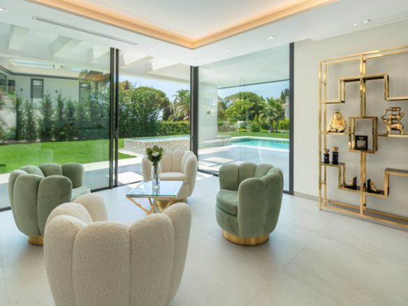 Golden Mile  – Modern 5B Villa – Near Beach & Town