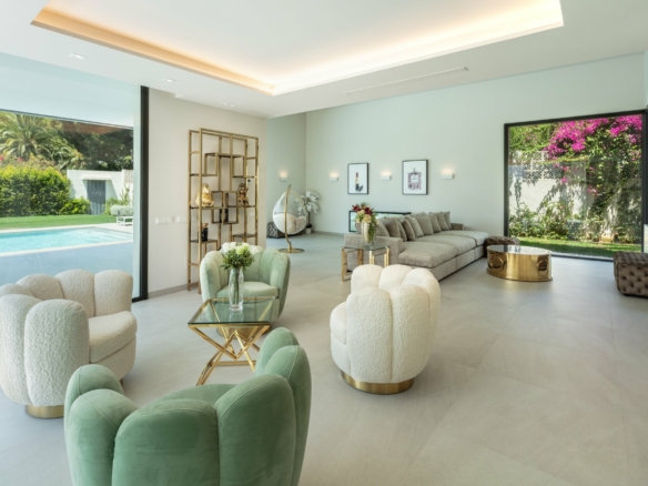 Golden Mile  – Modern 5B Villa – Near Beach & Town