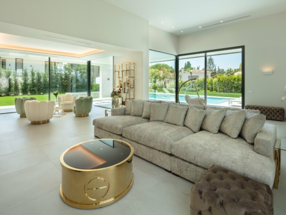 Golden Mile  – Modern 5B Villa – Near Beach & Town