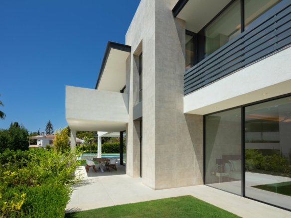 Golden Mile  – Modern 5B Villa – Near Beach & Town
