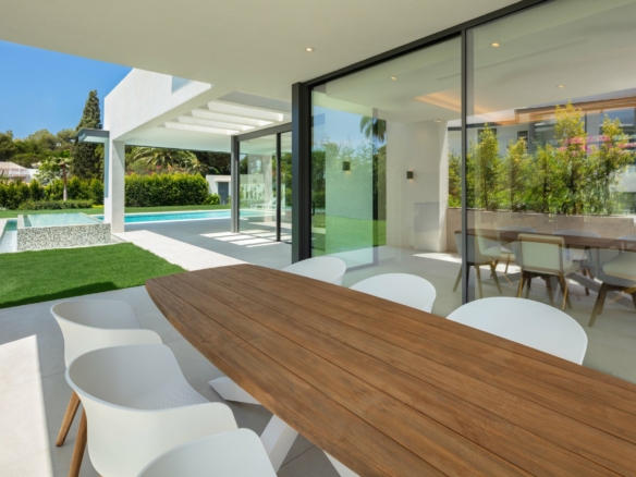 Golden Mile  – Modern 5B Villa – Near Beach & Town