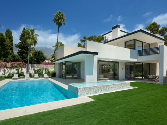 Golden Mile  – Modern 5B Villa – Near Beach & Town