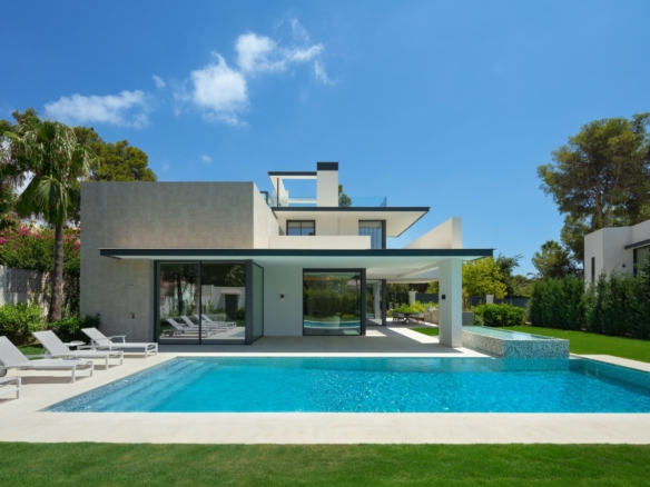 Golden Mile  – Modern 5B Villa – Near Beach & Town