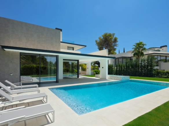 Golden Mile  – Modern 5B Villa – Near Beach & Town
