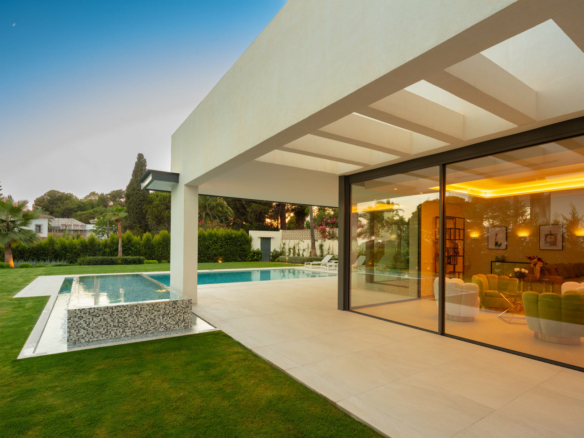 Golden Mile  – Modern 5B Villa – Near Beach & Town